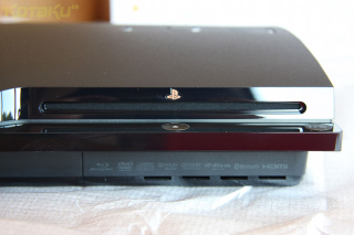Illustration for article titled PlayStation 3 Slim: The Unboxing, The Up-Close Examination